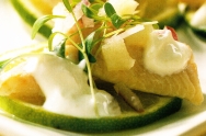Ensalada de salmón con salsa de rábanos
