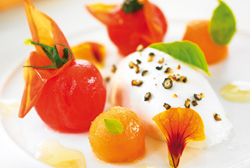 Ensalada de tomate cherry, melón, albahaca, mozarella y vinagreta de jerez