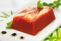 Ensalada de tomate invertida y vinagreta de aceitunas negras