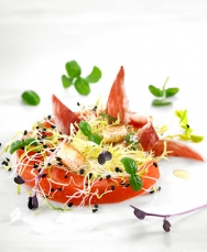 Ensalada de tomate y sandía con germinados