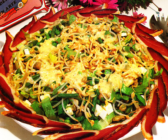 Ensalada de verduras a la vinagreta con virutas de jamón de pato