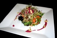 Ensalada de verduras con salsa de cacahuetes y coco