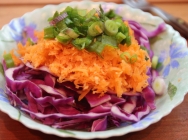 Ensalada de zanahoria, col lombarda con vinagreta de  naranja