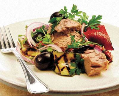 Ensalada fresca de tomate y atún