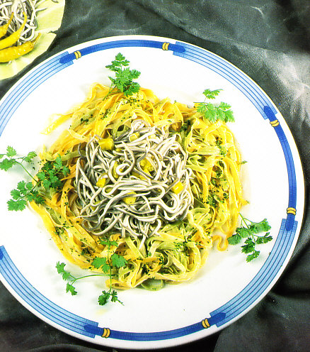 Ensalada templada con pasta, gulas y guindillas verdes