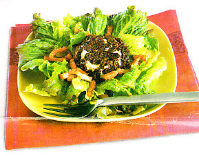 Ensalada tibia con queso de cabra y uvas pasas