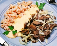 Ensalada tibia de gambas y champiñones