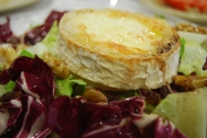 Ensalada tricolor de queso de cabra caramelizado