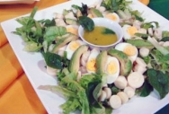 Ensalada tropical de palmitos y aguacates