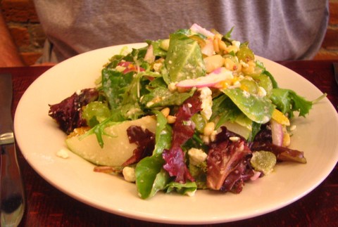 Ensalada variada con aliño de yogurt y pimentón