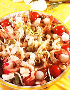 Ensalada variada de langostinos y alubias