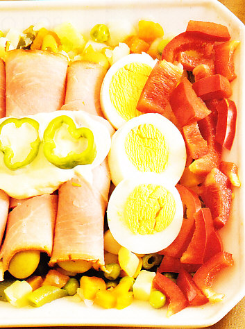 Ensaladilla con rollos de jamón