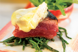 Entrecot de ternera con salicornia y Camembert al horno