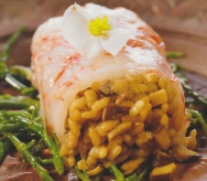 Envoltorio de gambas, con risotto de café y setas