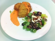 Escalopines de lomo, queso edam y orégano con salsa de piquillos