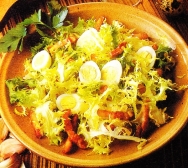 Escarola con huevos de codorniz