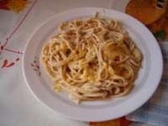 Espagueti con salsa de nueces y queso