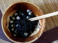 espagueti de pasta con tinta negra de sepia
