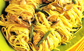 Espaguetis al pesto con almejas