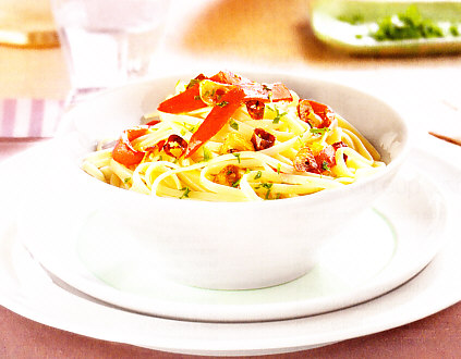 Espaguetis con ajo, pimientos y guindilla