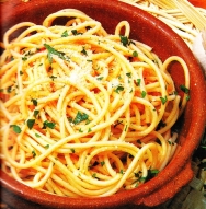 Espaguetis con ajo y pimienta picante