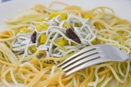 Espaguetis con gulas, ajo y guindilla