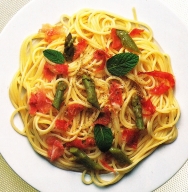 Espaguetis con jamón y espárragos