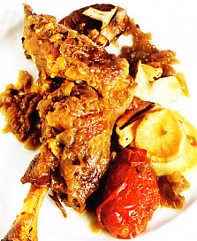 Espalda de cordero asada con setas