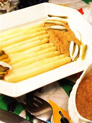 Espárragos blancos con salsa de marisco