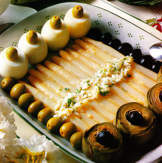Espárragos con alcachofas y huevos duros