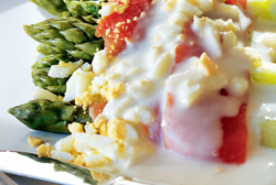 Espárragos con salmón gratinado