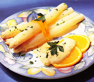 Espárragos con salsa de naranja y limón
