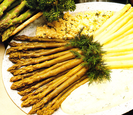 Espárragos dos salsas