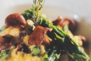 Espárragos verdes con revuelto de huevos, setas y queso