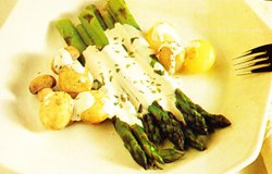 Espárragos verdes con salsa de almendras