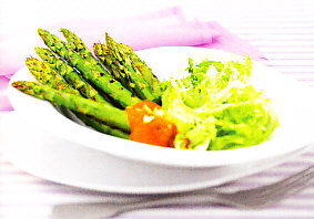 Espárragos verdes con salsa romesco