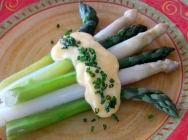 Espárragos verdes y blancos con crema cítrica