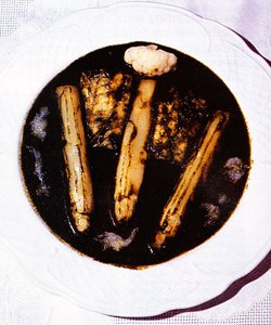 Espárragos y bacalao en fondo de espinacas