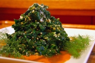 Espinacas salteadas con cebolletas, setas y nueces
