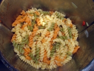 Espirales salteadas con tiras de pimiento asado