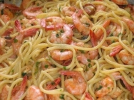 Fideos chinos con gambas y verduras