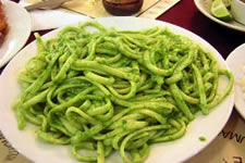 Fideos en salsa verde peruana