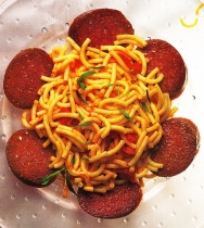 Fideos gruesos con salami