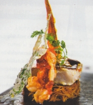 Fideuá de algas, luciérnaga roja y bogavante