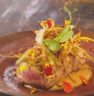 Filete de cordero a la crema de café con xips de alcachofa