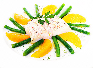 Filete de merluza al coñac con naranja