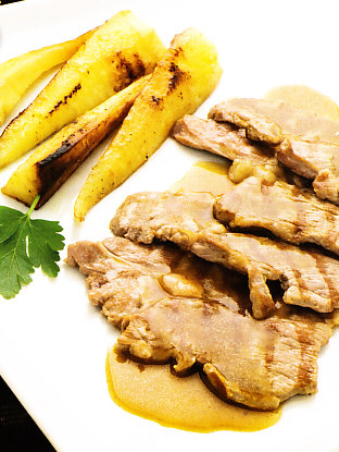 Filetes de cordero con salsa y chirivías