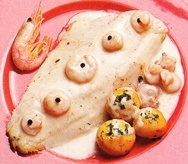 Filetes de gallo con bechamel y gambas