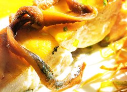Filetes de gallo de San Pedro con crema de calabaza y anchoas