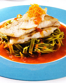 Filetes de pescado con salsa de naranja y tomate